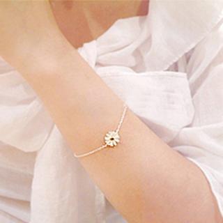 Fresh and Simple Daisy Pattern Pendant Bracelet For Women