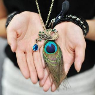 Retro Exquisite Style Peacock Shape Rhinestoned and Feather Embellished Sweater Chain For Women