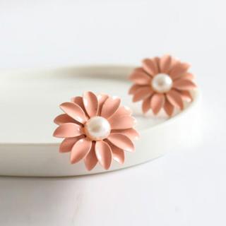Piar of Exquisite Sweet Style Flower Shape Pearl Embellished Stud Earrings For Women