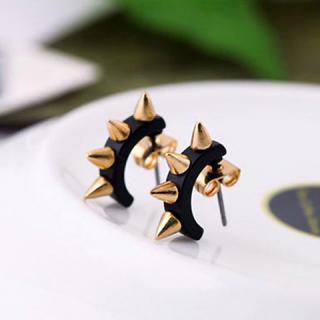 Pair of Punk Retro Style Rivet Embellished Women's Earrings